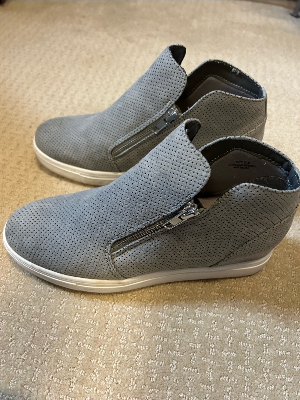 Cushionaire Hart Hidden Wedge Sneaker Bootie Gray Vegan Leather Like New 7.5 M